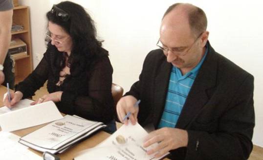 Szalai T�nde, a Helyi�rt�k Egyes�let �s Cserteg Istv�n, a Peron Music Alap�tv�ny vezet�je a sz�nd�knyilatkozat al��r�sakor - Fot�: Szalab�n Attila 