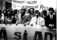 Pascal Ilie Virgil a Szvetsg egy tntetst rkti meg, ahol a polgri vezetk (balrl jobbra: Ana Blandiana s Emil Constantinescu) a Ribbentrop-Molotov paktum, illetve az Iliescu-Gorbacsov szerzds ellen tntetnek