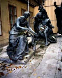 Csomafy Ferenc felvtele az aradi ferencrendiek udvarn meghzd Szabadsg szoborcsoport darabjairl, amelyeket virgokkal illettek oktber 6-n