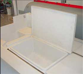 ASSO Open 61 gumics&oacute;nak egy t&aacute;rol&oacute; a fen&eacute;kben