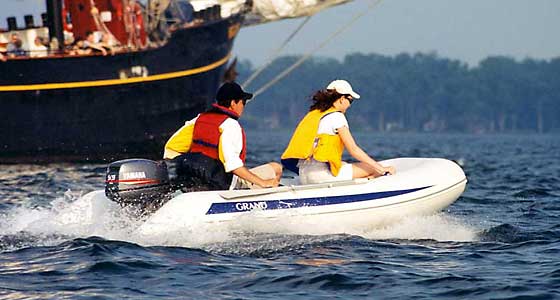 Grand Silver Line Tender cs&oacute;nak, Yamaha motor