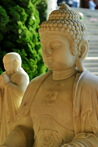 Szvasztika Buddha melln 2.