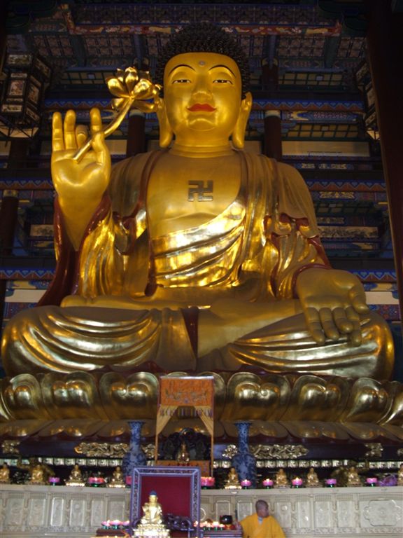 Szvasztika Buddha melln 3.