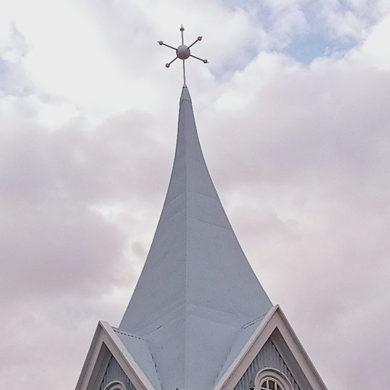 47d kp: trkereszt az izlandi Seydisfjrdur templomnak
          cscsn.