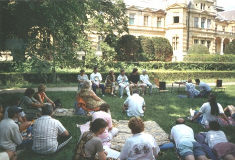 Elõadás a szabadban a kastélypark óriási fái alatt.