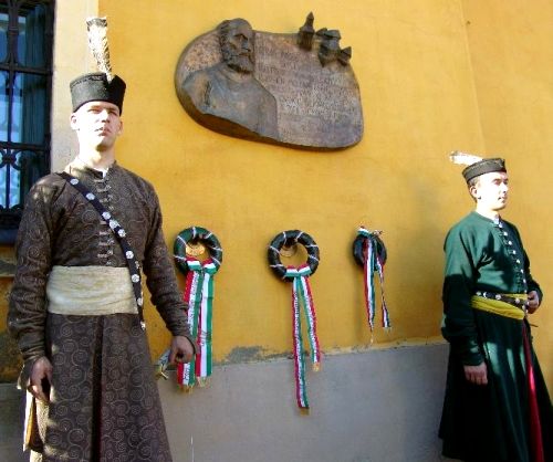 Díszőrség Petrás Ince János emléktáblájánál Egerben Díszőrség Petrás Ince János emléktáblájánál Egerben