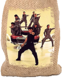 John Travolta a Grease c. filmben fiú barátaival az autó előtt áll a garázsban terpeszben, egyik kezüket kinyújtják a zenére