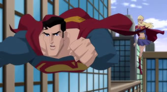 Superman a felhőkarcolók között repül felénk, háttérben barátnője hasonló ruhában