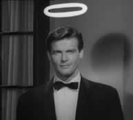 Az Angyal (Simon Templar) glóriával a fején áll egy szobában, közel az ablakhoz