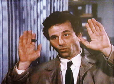 Columbo feltett kézzel, jobbjában szivarral meglepett arcot vág