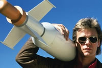 MacGyver, az ezermester vállán rakétával, napszemüvegben néz a messzeségbe