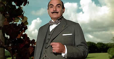 Poirot, a nyomozó egy bokor mellett áll, hátul a mező felett nagy felhők gyülekeznek