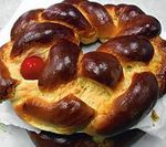 Tsoureki/Lambropsomo circle shaped w/red egg