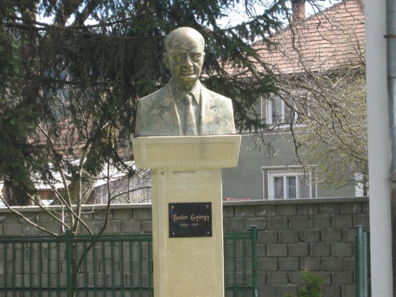 bodorgyrgybronzmellszobrakzelkp.jpg