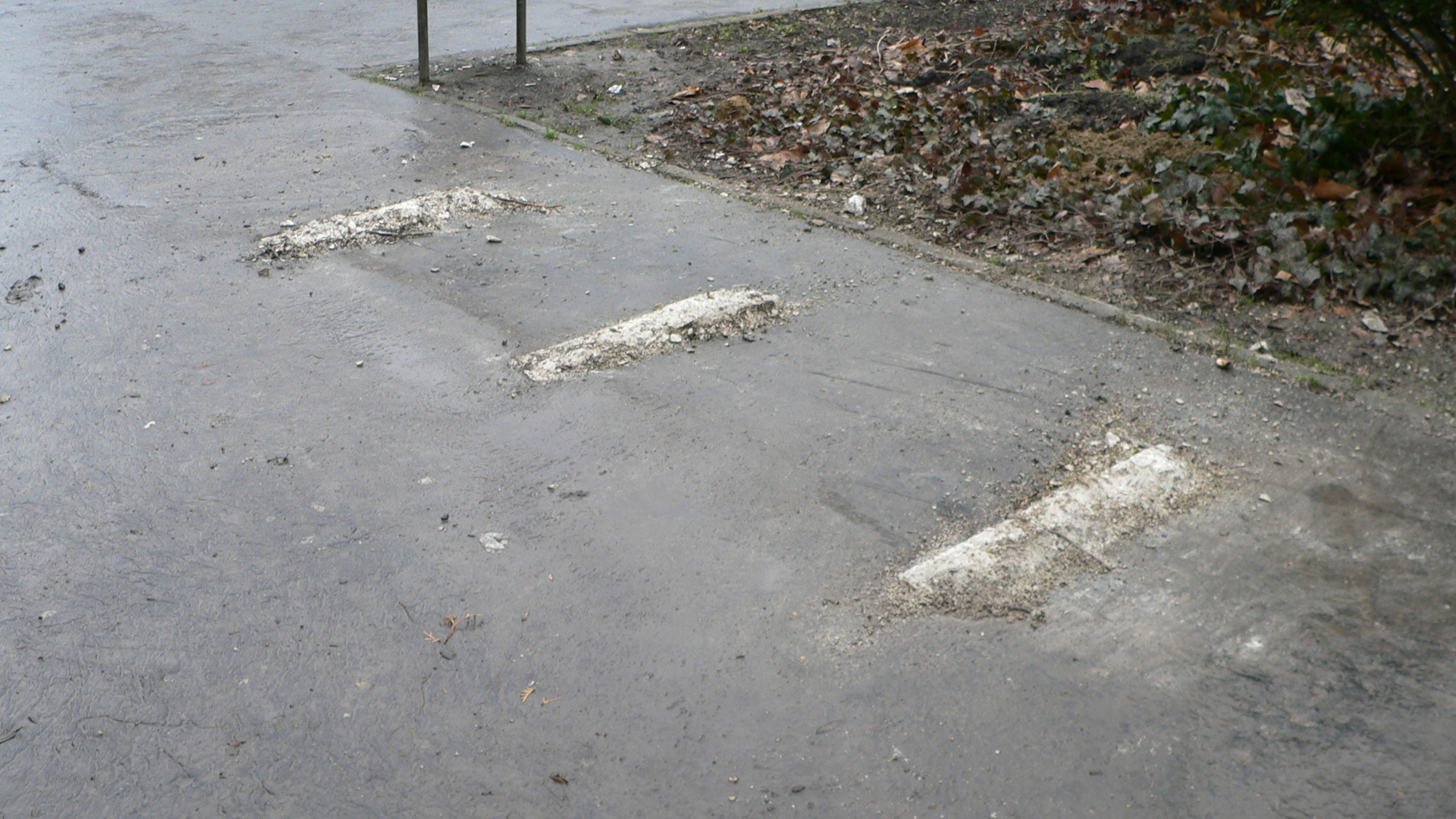  • Kazincbarcika, Egressy t, pad •  • gg630504 cc-by-nc-sa