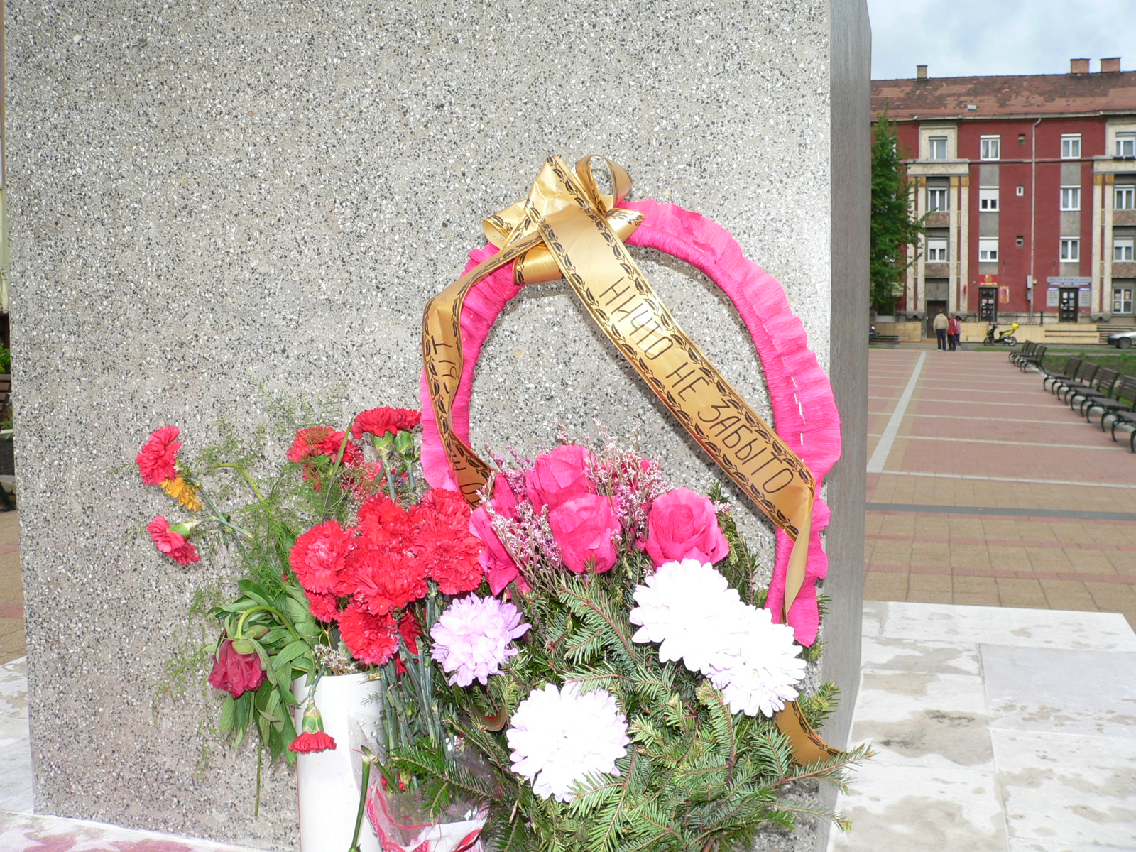  • Kazincbarcika, Szabadsg tr, Felszabadulsi emlkm, 1958, szobor, На память советским героям отдавших свою жизнь за освобождение нашей родины, Emlkezetl a szovjet hsknek akik letket ldoztk haznk felszabadtsrt •  • gg630504 cc-by-nc-sa
