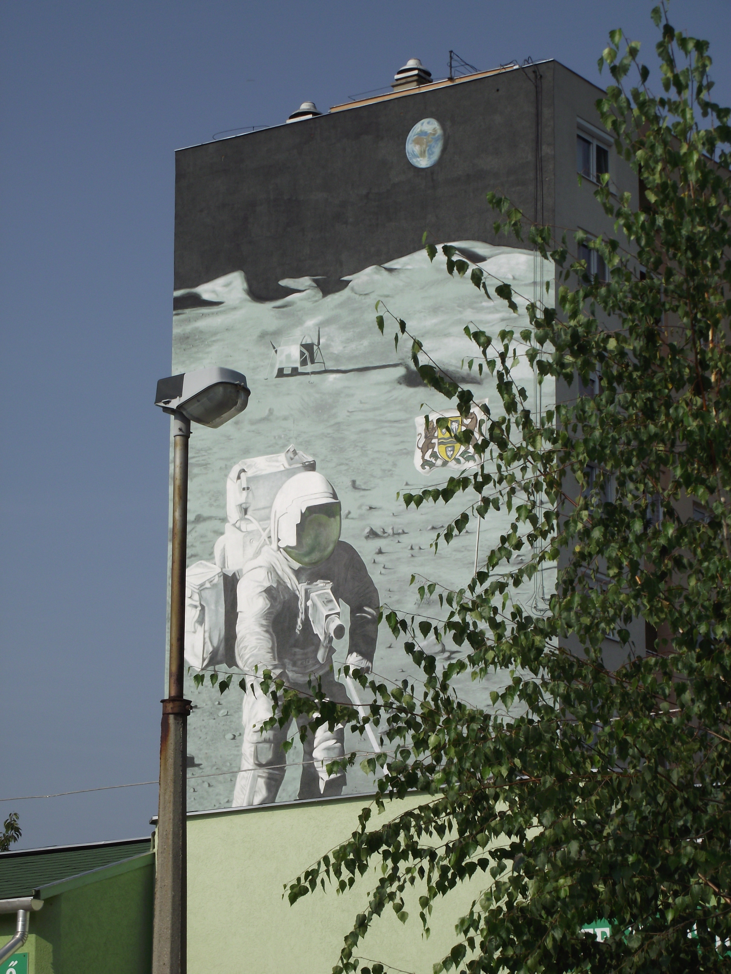  • Kazincbarcika, Mikszth Klmn utca 8, Sznes Hold, 2014, falfestmny, #Munzee/Bgabor/146/ •  • gg630504 cc-by-nc-sa