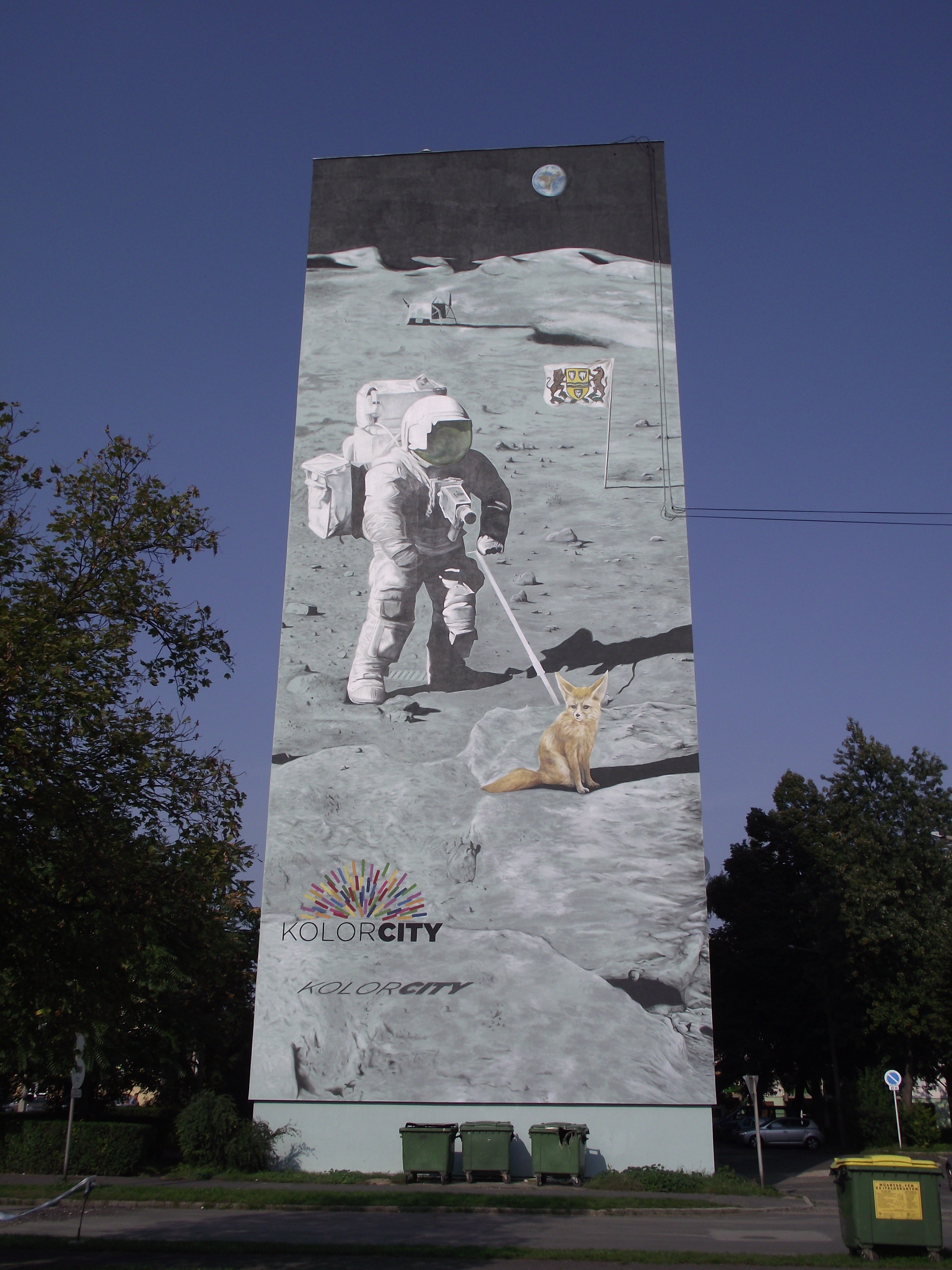  • Kazincbarcika, Mikszth Klmn utca 8, Sznes Hold, 2014, falfestmny, #Munzee/Bgabor/146/ •  • gg630504 cc-by-nc-sa