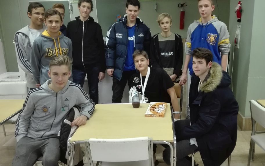 U16