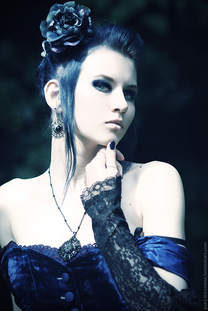 blue_haired_queen_by_pure_insomnia-d3jutam.jpg