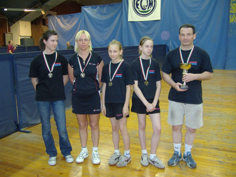 az 2007/08.vi I.osztly 1.csoport bajnoka, balrl: Balogh Zsfia, Varga Zsuzsa edz, Gyimthy Nomi, Takcs Lili s Rvfy Tibor