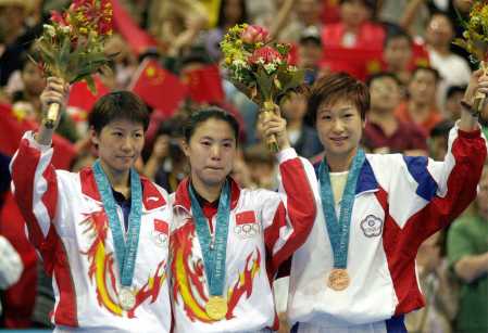 A 2000. évi sydney-i olimpia asztalitenisz női érmesei (balról Li Ju, Wang Nan, Chen Jing)