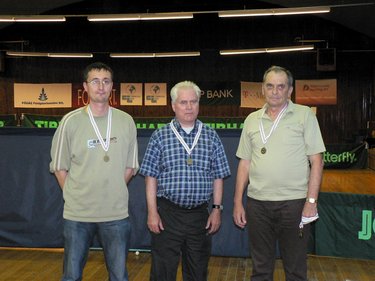 a 2009/10.évi II.osztály bronzérmesei, balról: Szabó Tamás, Márfi László és Áprily Rezső
