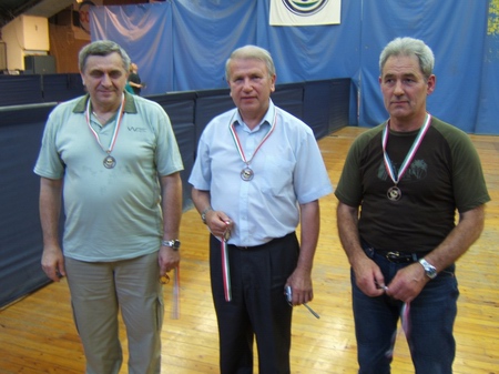 az I.osztály 1.csoport III.helyezettje, az Állami Nyomda SC IV. csapata, balról: Szopkó János, József István és Papp Endre