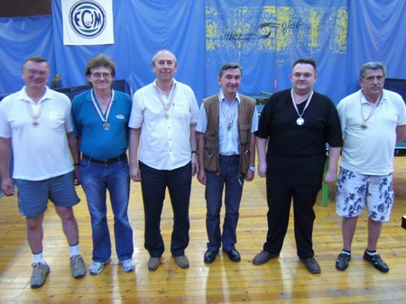 az I.osztály 2.csoport bajnoka, a Belvárosi Tömegsport SE, balról: Igaz László, Fütty Béla, ..., Füvessy Lajos, Kovács György és Bende András