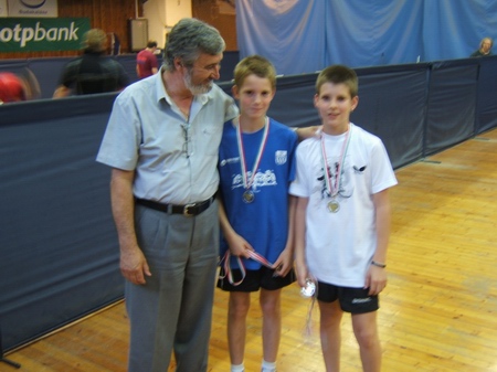 az I.osztály 2.csoport II.helyezettje, a BVSC Sportiskola IV., balról: Vukovich Zoltán díjátadó, Kovács Sebestyén és Jeszenszki Dániel