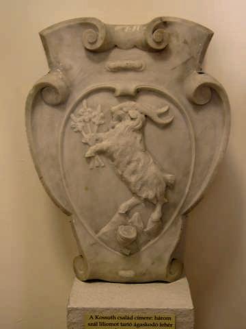 001-A_Kossuth_csalad_cimerallata.jpg - A Kossuth-csald cmere a hrom szl virgot tart bakkal (Cegldi Kossuth Mzeum)