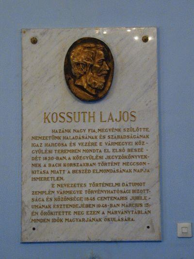 021-a_Falitabla_zemplen_varmegye_kozgyulesi_termeben.jpg - Zempln vrmegye kzgylsi termben lthat emlktbla Kossuth 1830. vi els beszdnek emlkre.
