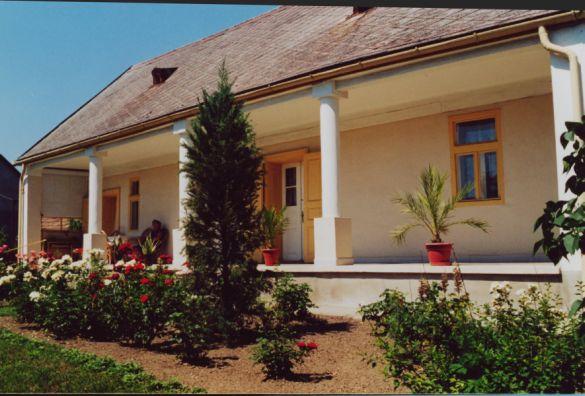 118-Horvat_haz_Tokol_belso_udvar.jpg - A Tkli horvt nemzetisg hz homlokzata, melynek tisztaszobjt 1848/49-es freskk dsztik