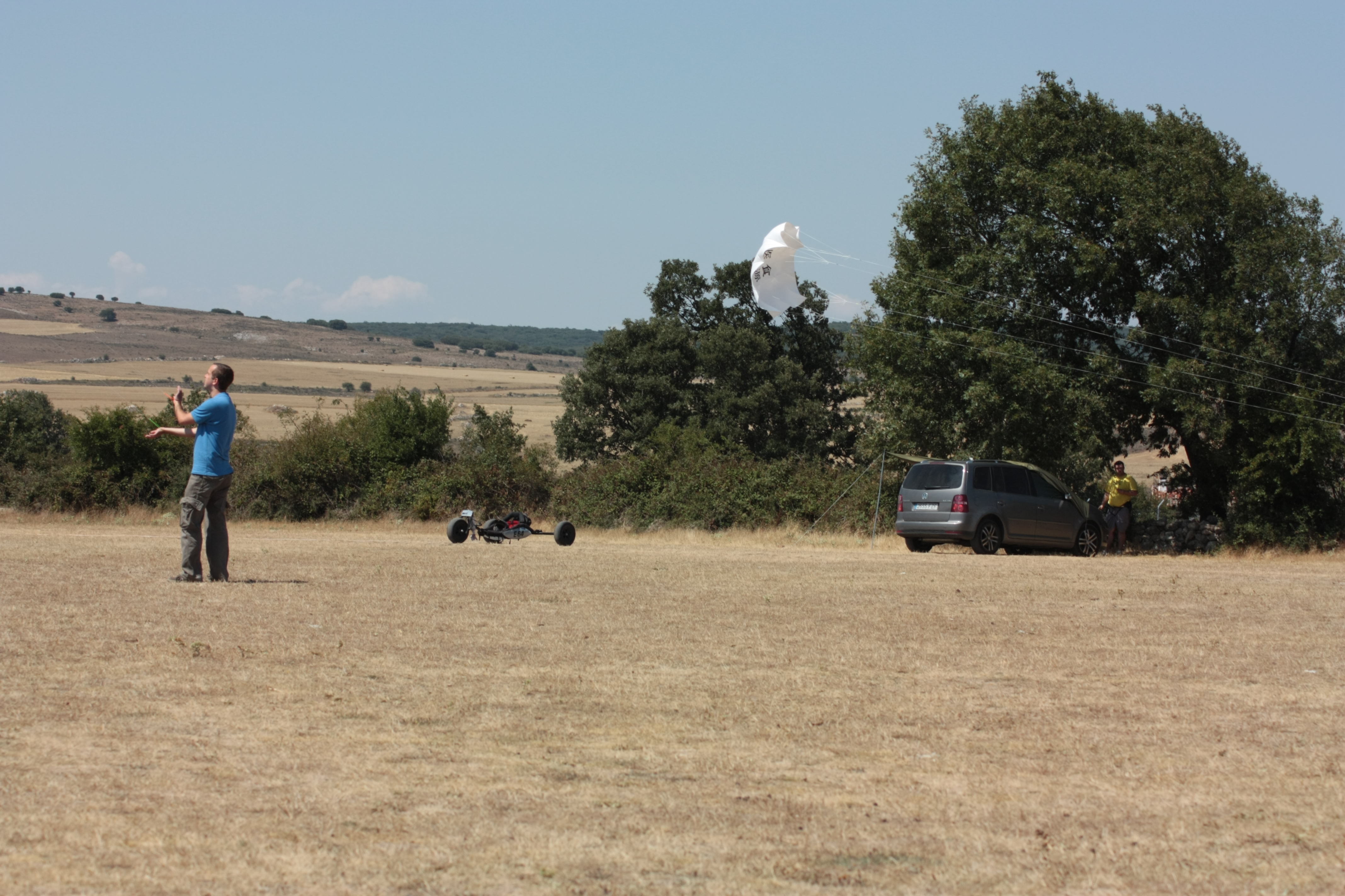 Peter flying El Moco - The Snot --- a 4 line kite