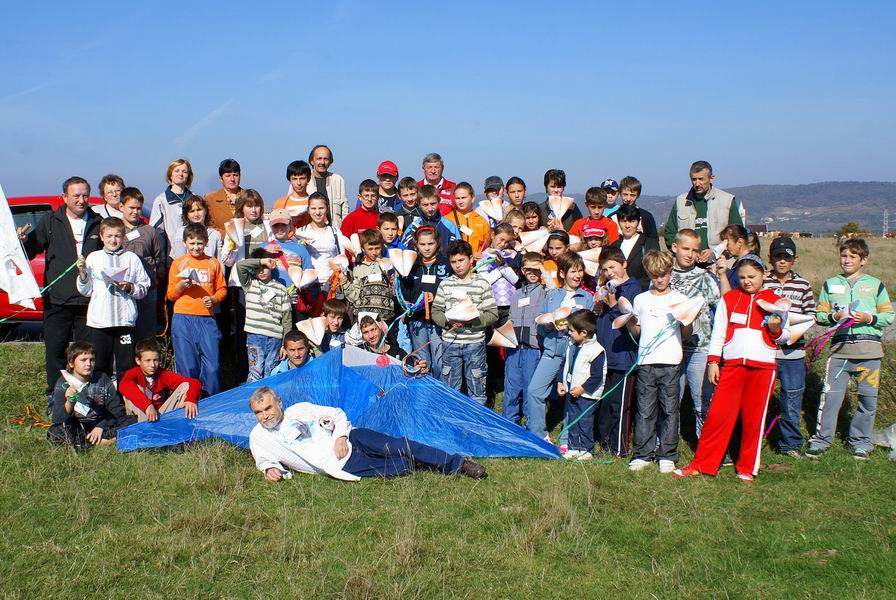 grupul de copii care au participat la OSOW 2008, si adultii care colaborat la reusita activitatii