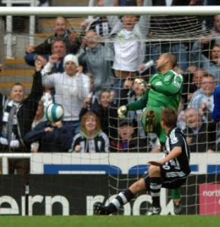 Michael Owen g�llal t�rt vissza