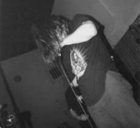 Andi eldugja a mikrofont