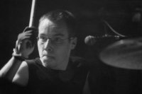 Axel jól megnézi a kesztyűjét