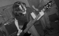 A basszusgitárral birkózó Silvi