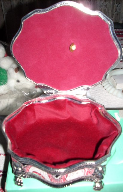 Zenélő ékszertartó doboz, 15cm széles, 4 cm mély 2 000 Ft Zenélő ékszertartó doboz, 15cm széles, 4 cm mély 2 000 Ft