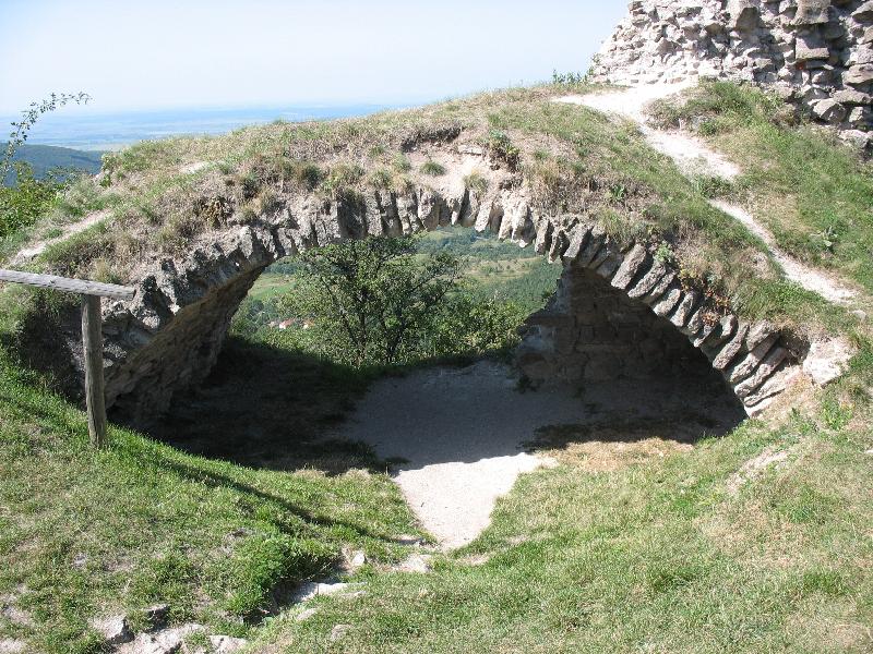 32 A Regci vr romjai (The ruins of the castle of Regc)