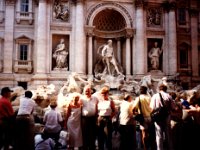 roma (17)  A Trevi-kúthoz szinte minden turista ellátogat és pénzt dob bele, hiszen a hiedelem szerint aki aprópénzt dob a kútba az egyszer még visszatér az olasz fővárosba. Természetesen mi is dobtunk a kútba pénzt, hogy egyszer visszatérjünk. Eddig még nem sikerült visszalátogatni, de még bizakodunk.