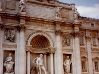 roma (18)  Róma legnagyobb szökőkútját 1762-ben Nocola Salvi tervei alapján készítették el, 20 méter széles és 26 méter magas. Állítólag a bedobált aprókból naponta több ezer gyűlik össze, amelyet nap végén összegyűjtenek.