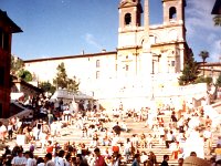 roma (19)  Európa leghosszabb és legszélesebb kültéri lépcsője a 138 lépcsőfokból álló Spanyol lépcső. Szépsége mellett hangulata is lenyűgöző, mindig tele van helyiekkel, turistákkal, fiatalokkal, és szerelmespárokkal, sokszor szól gitárzene.