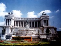 roma (20)  (Dacia meghódításának jeleneteit láthatjuk a domborműveken). A haza atyjaként tisztelt Vittorio Emmanuele király emlékműve. (a rómaiak nemes egyszerűséggel írógépnek becézik, nem szeretik.). II. Emmanuel szoborcsoport.