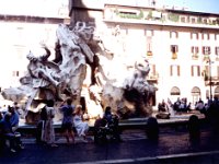 roma (22)  Navona tér közepén a négy folyó szőkőkútja. A négy folyót megszemélyesítő alakok négy földrészre utalnak. Afrika - Nílus, Európa - Duna, Amerika - Rio del Plata, Ázsia - Gangesz.
