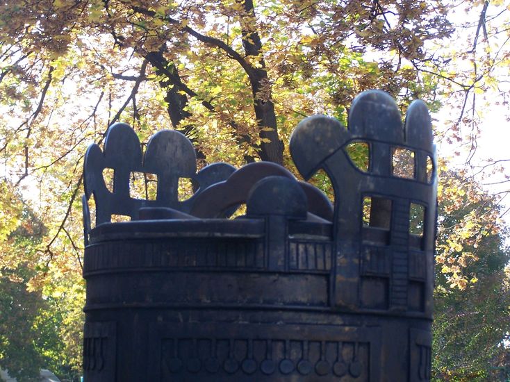 Trteli st szi tjban / Die Kopie des groen hunnische Bronzekessels von Trtel im Herbstlicht / The copy of the big hunnic cauldron of Trtel in autumn light