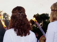 A szent tzbl lángralobbantott fáklyák