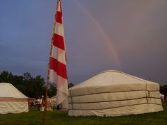 Szivárvány a jurták felett