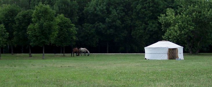 A jurta tbor / Das Jurte-Lager / The Yurt-Camp